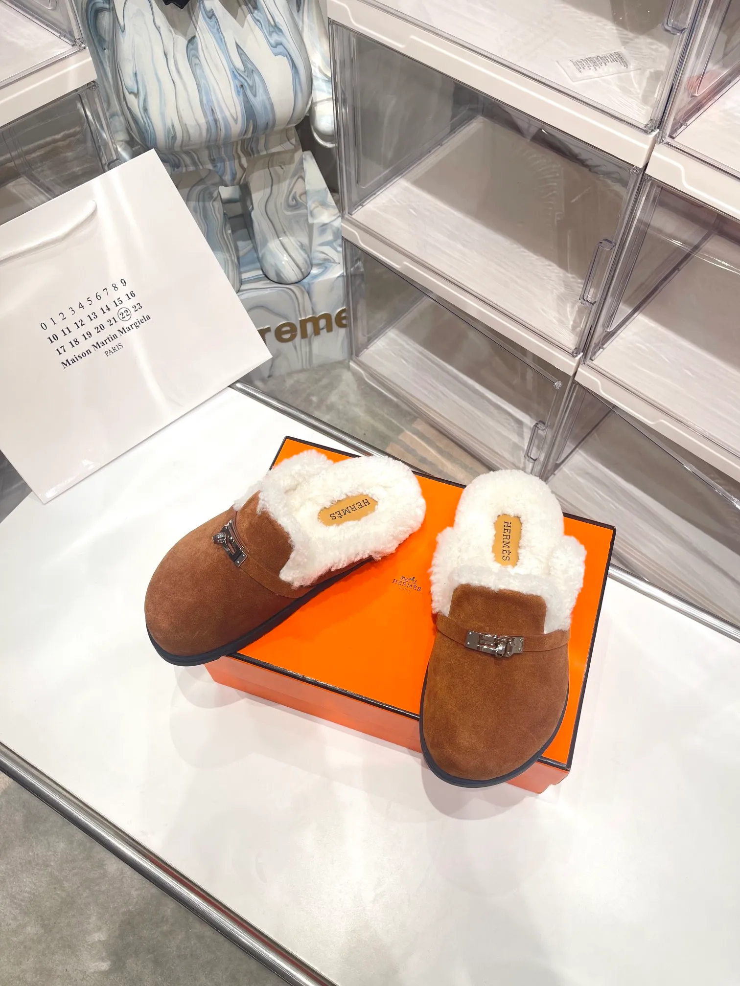 【HERMESG】Furry mop P: 580💰 ●Number of sizes: Men 39-44 (45 custom-made) Women 35-40 (41.42 custom-made) HERMES Hermès cute half-movers.  Classic family language design! It looks good no matter how you match it! Casual and high-end feeling, the comfort is also great, paired with various colorful socks, it has a trendy high-end feel. The top version is made of high-quality real wool ●Upper: imported cow suede ●Inner: imported sheepskin one piece ●Foot: imported mixed sheepskin ●Outsole: Tpu non-slip and wear-resistant outsole.